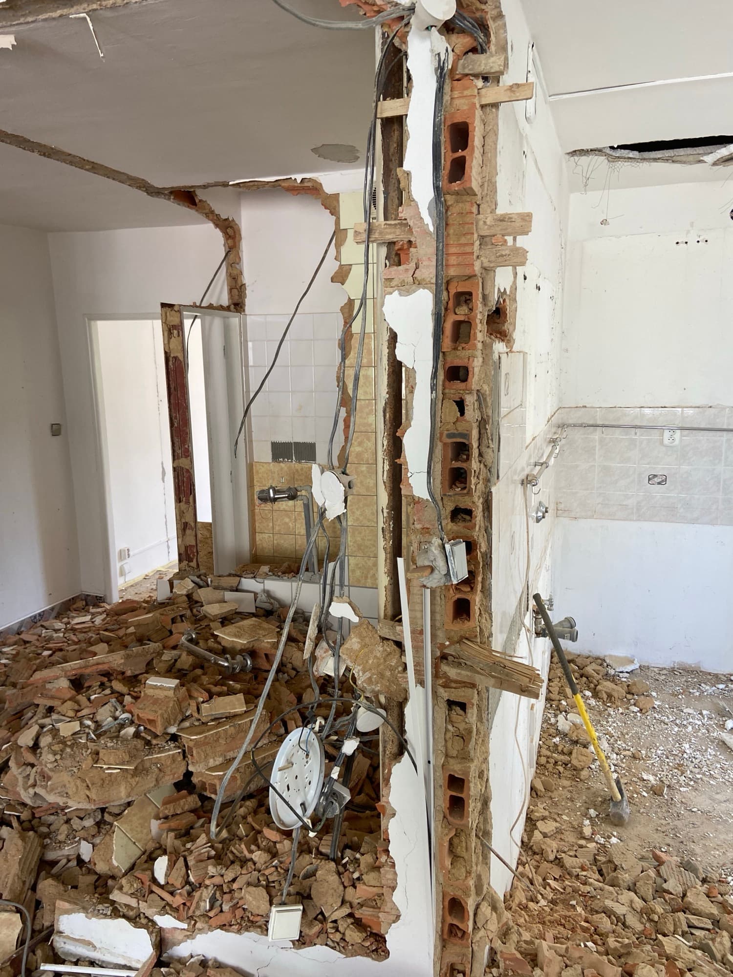 Bourání příčky včetně odpojení elektroinstalace